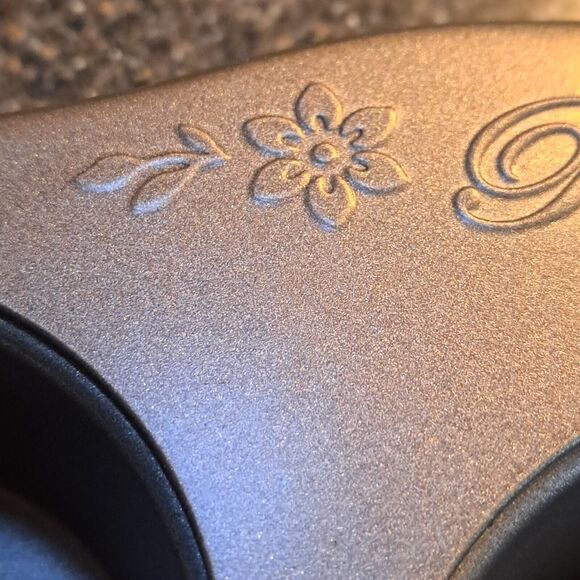 The Pioneer Woman 12-Cup Nonstick Aluminized Steel Muffin Pan Champagne - Picture 5 of 16